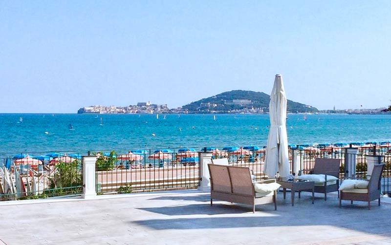 La terrazza del Klaton Beach Hotel, vista su Gaeta